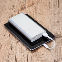 Power Bank metal com capacidade 8.000 mAh