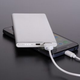 Power Bank metal com capacidade 2.800 mAh